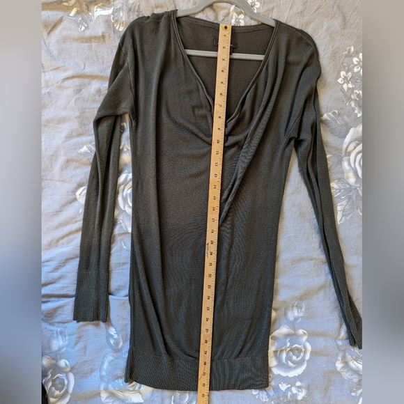 🌟3/$20🌟 - Woman's Long Top - Picture 3 of 6